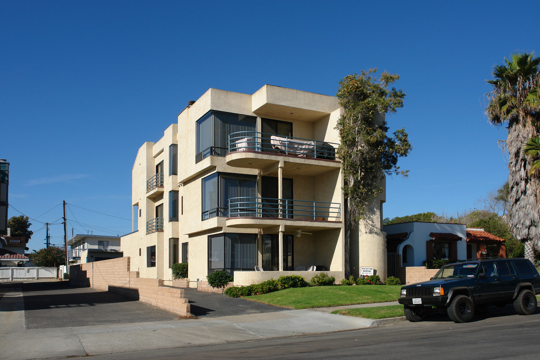 136-140 Juniper Ave in Carlsbad, CA - Building Photo