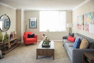 Crescent Centre Apartments & Townhomes in Louisville, KY - Foto de edificio - Building Photo