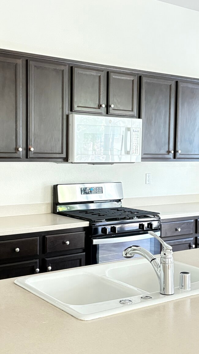 9175 Pinyon Point Ct in Corona, CA - Building Photo - Building Photo