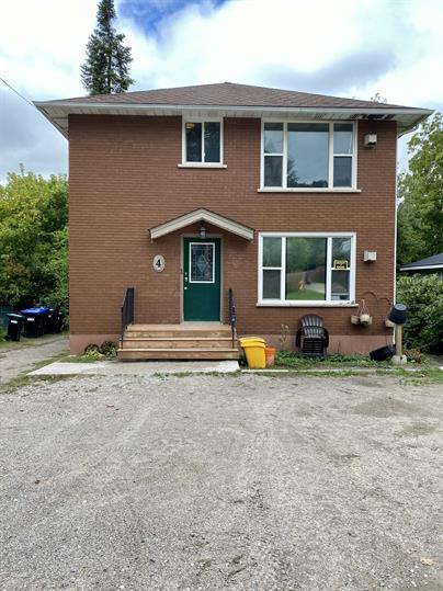 4 Leonard Ave in Penetanguishene, ON - Building Photo