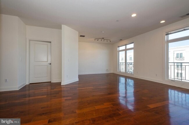 2 N Commerce Square, Unit 302 in Trenton, NJ - Foto de edificio - Building Photo