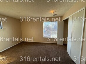 704 Cottonwood Ln in Newton, KS - Building Photo - Building Photo