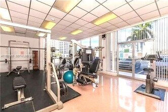 1817 S Ocean Dr in Hallandale Beach, FL - Foto de edificio - Building Photo