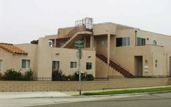 2449 Channel Dr in Ventura, CA - Foto de edificio - Building Photo