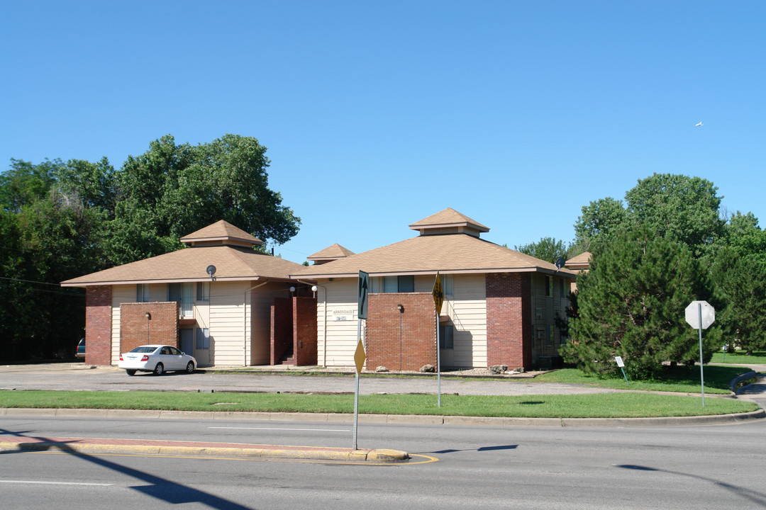 4005 W Memory Ln in Wichita, KS - Foto de edificio