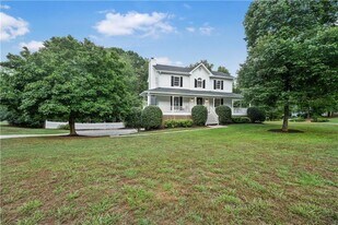 328 Deerwood Dr in Suwanee, GA - Building Photo