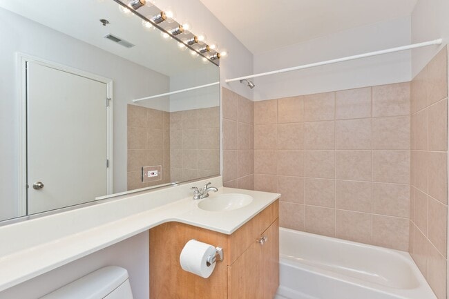 520 W Huron St, Unit 206 in Chicago, IL - Building Photo - Building Photo