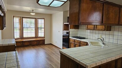 884 S Mark St in Tulare, CA - Building Photo - Building Photo