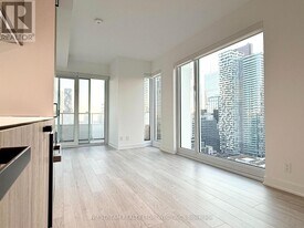 88 Queen St E in Toronto, ON - Building Photo