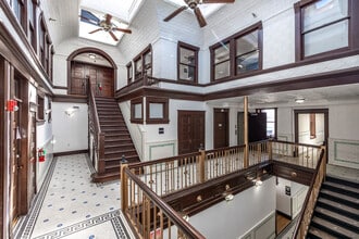 Welch Hotel Senior Apartments in Muscatine, IA - Foto de edificio - Interior Photo