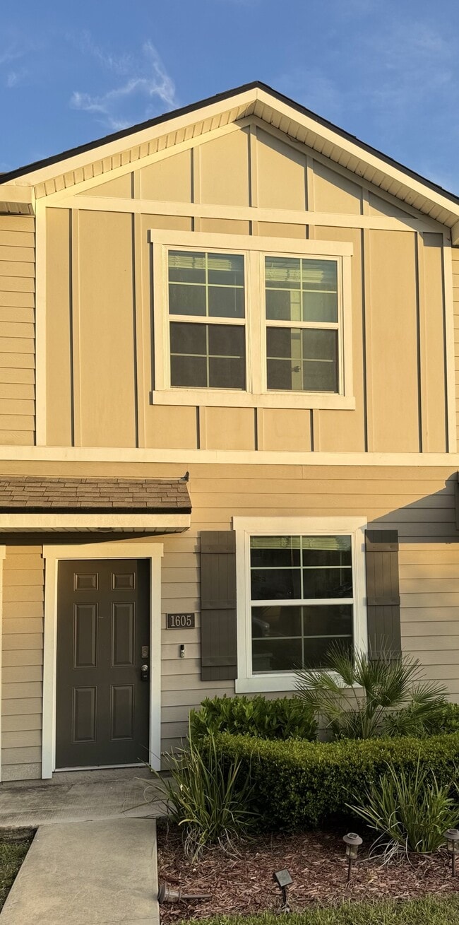 property at 575 Oakleaf Plantation Pkwy