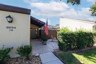 3694 Glen Oaks Manor Dr in Sarasota, FL - Building Photo - Building Photo