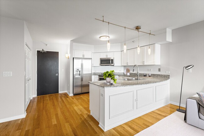 807 Davis St in Evanston, IL - Building Photo - Building Photo