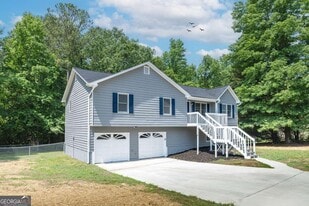 493 Silverthorne Cir in Douglasville, GA - Building Photo