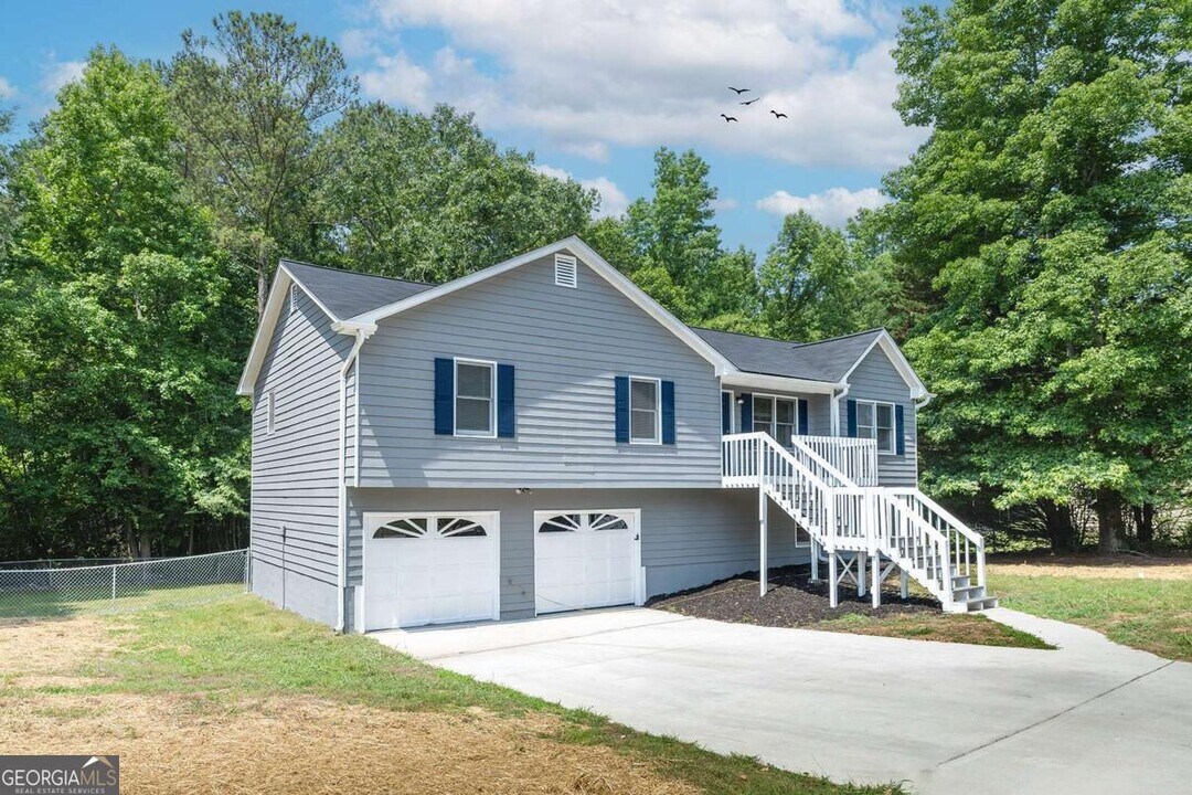 493 Silverthorne Cir in Douglasville, GA - Building Photo