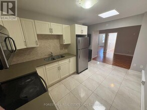 341 Lakeshore Rd E in Oakville, ON - Building Photo - Building Photo