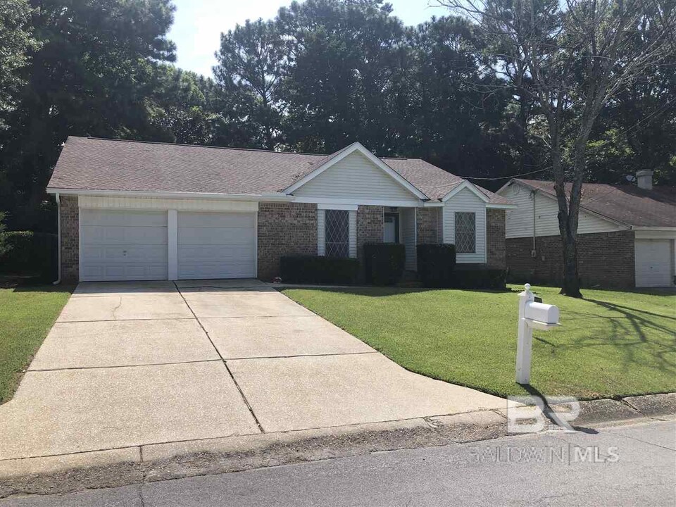 108 Lake Forest Blvd in Daphne, AL - Building Photo