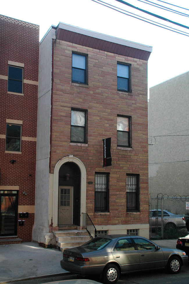 1529 N 15th St in Philadelphia, PA - Building Photo - Building Photo