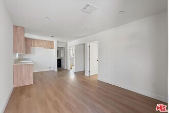 3754 1/2 Veteran Ave in Los Angeles, CA - Building Photo - Building Photo