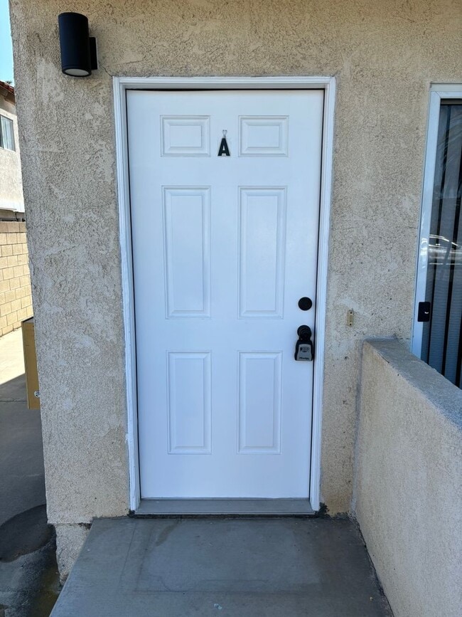 16748 Hoskins Lane in Huntington Beach, CA - Building Photo - Building Photo