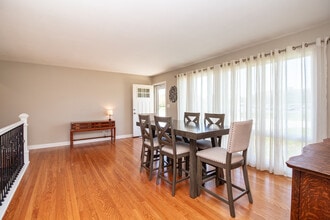 597 Nash Rd in Crystal Lake, IL - Building Photo - Building Photo