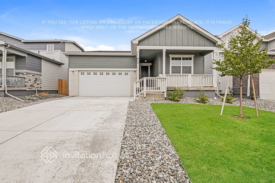 909 Harvard St in Johnstown, CO - Building Photo