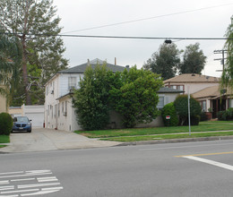 12032 Magnolia Blvd in Valley Village, CA - Foto de edificio - Building Photo