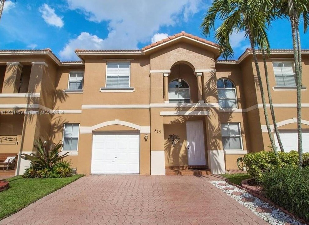 815 NW 135th Terrace in Pembroke Pines, FL - Foto de edificio