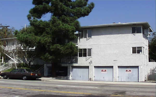 2677 Honolulu Ave in Montrose, CA - Foto de edificio - Building Photo