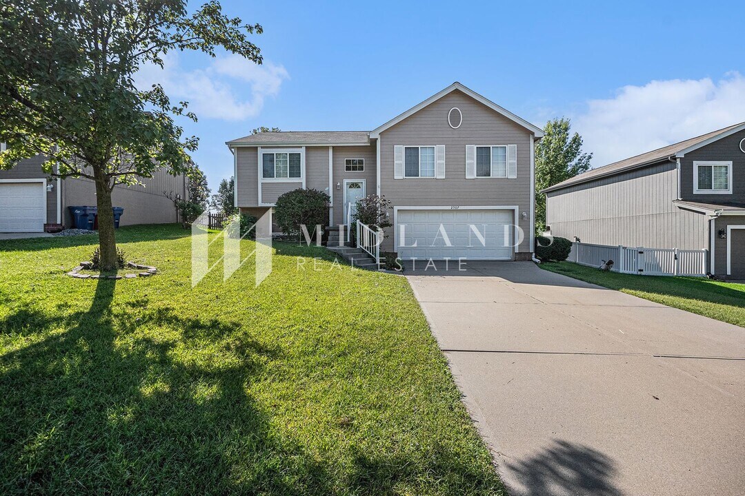 2507 Hogantown Dr in Bellevue, NE - Building Photo