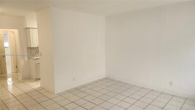 280 SW 11th Ave in Hallandale Beach, FL - Building Photo - Building Photo