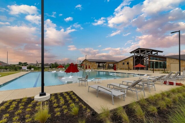 204 Flowers Ave in Hutto, TX - Foto de edificio - Building Photo