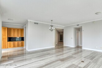1431 Riverplace Blvd, Unit 2704 in Jacksonville, FL - Building Photo - Building Photo