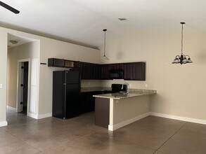 4833 N Hillside Ct in Wichita, KS - Building Photo - Building Photo