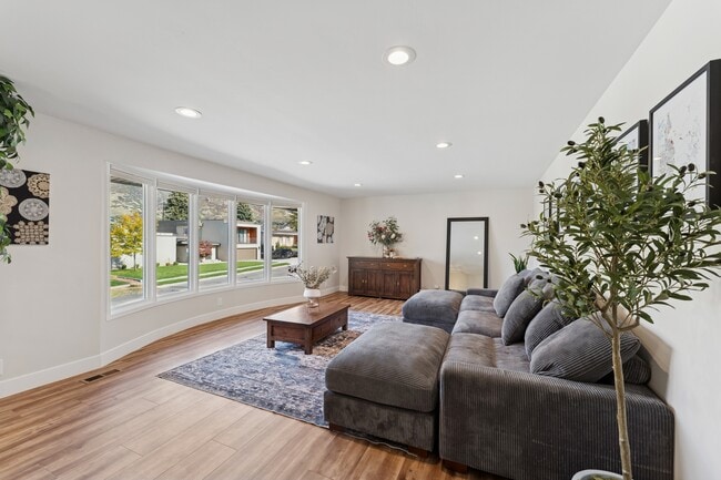 8638 Mount Majestic Rd in Sandy, UT - Building Photo - Building Photo