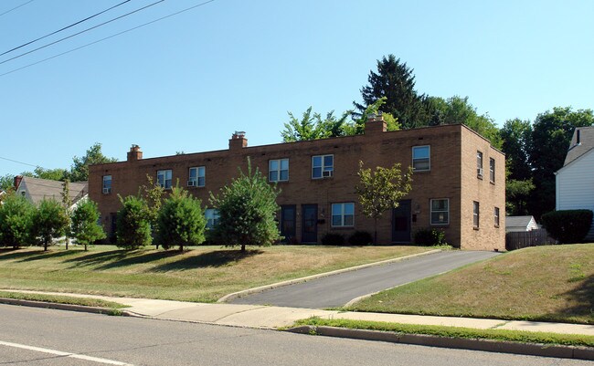 2108 Fulton Dr NW in Canton, OH - Foto de edificio - Building Photo