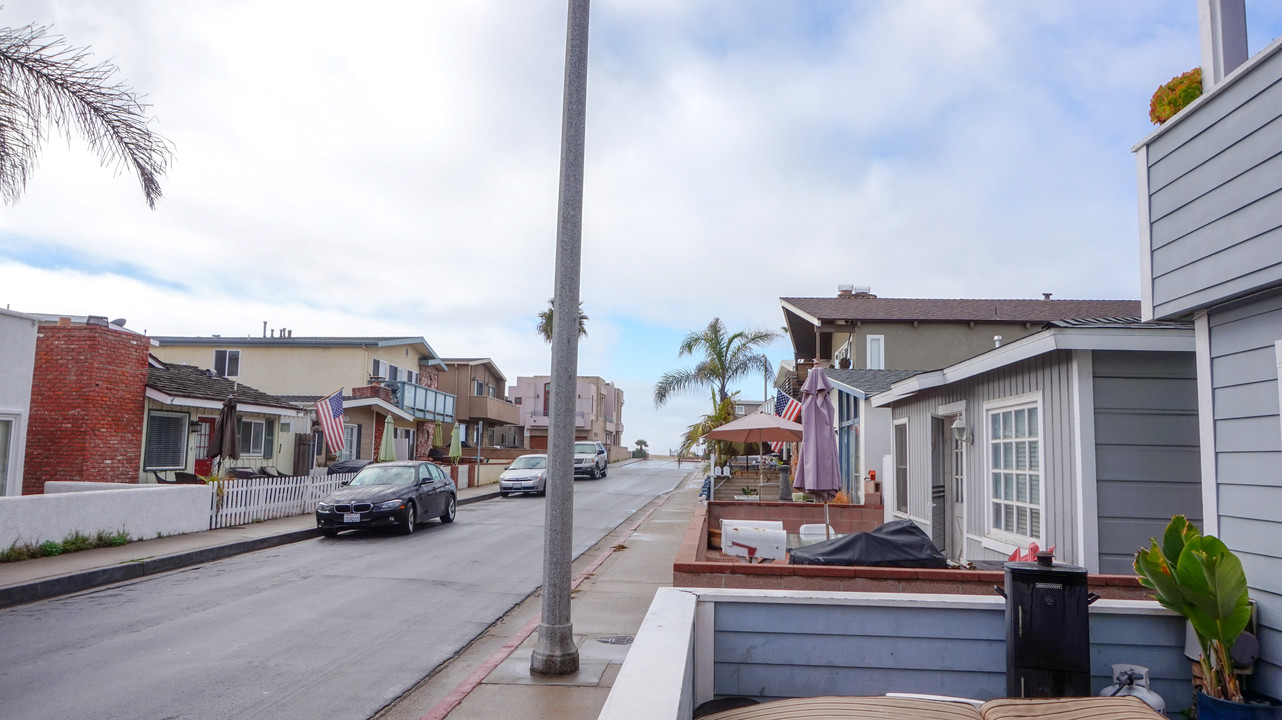 121 42nd St in Newport Beach, CA - Building Photo