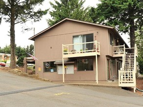 Cedar Crest Townhomes in Lincoln City, OR - Foto de edificio - Building Photo