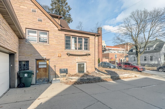302 S Brooks St, Unit 1 in Madison, WI - Building Photo - Building Photo
