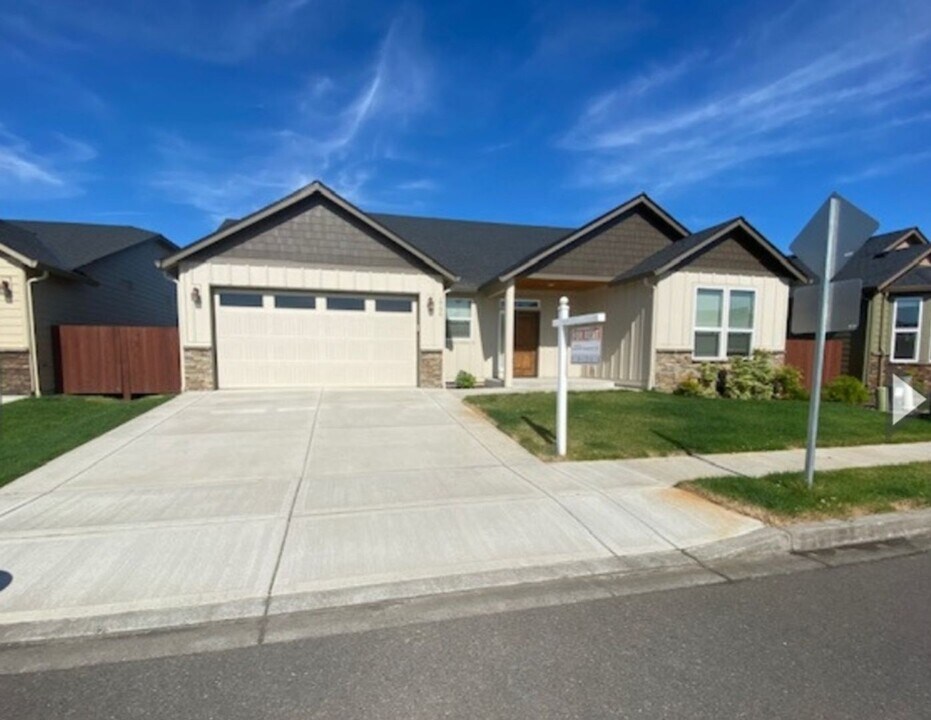 1706 NW 22nd Ave in Battle Ground, WA - Building Photo