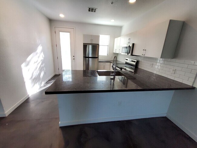 935 W Highland Ave-Unit -2 in Phoenix, AZ - Building Photo - Building Photo