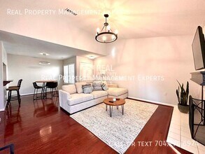 5011 Sharon Rd in Charlotte, NC - Foto de edificio - Building Photo