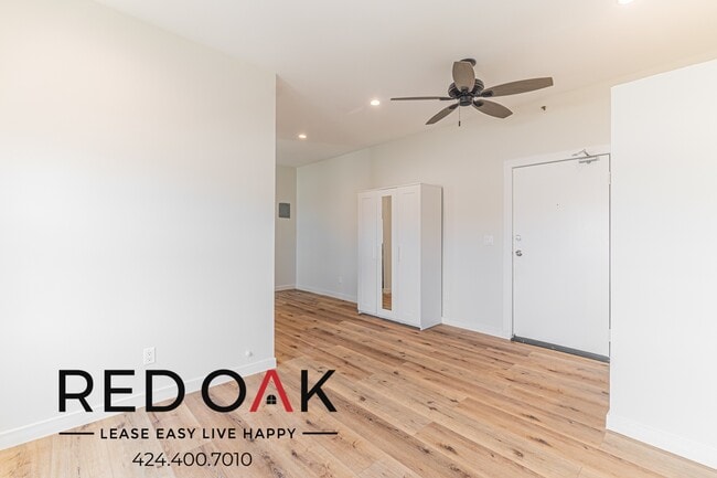 property at 915 S Kenmore Ave