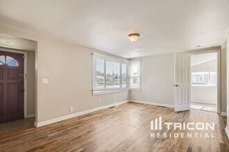 185 N Harlan St in Lakewood, CO - Foto de edificio - Building Photo