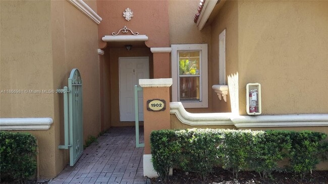8510 NW 138th Terrace in Miami Lakes, FL - Building Photo - Building Photo