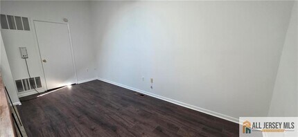 602 Ravens Crest Dr in Plainsboro, NJ - Foto de edificio - Building Photo