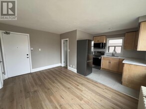 108-108 Grandville Ave in Toronto, ON - Building Photo - Building Photo