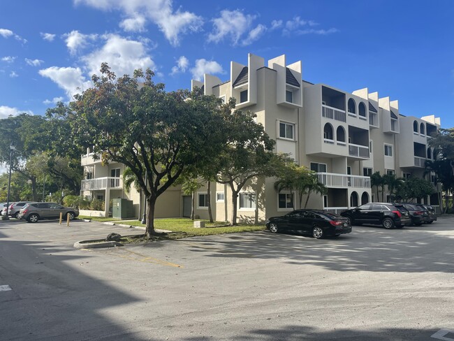 7700 Camino Real, Unit D-210 in Miami, FL - Building Photo - Building Photo