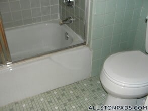 1110 Commonwealth Ave, Unit 318 in Boston, MA - Foto de edificio - Building Photo