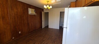 58 TX-75 in Huntsville, TX - Building Photo